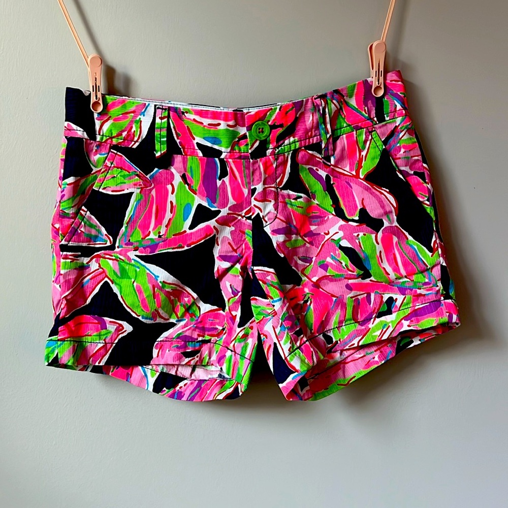 Lilly Pulitzer Womens Shorts 00 Callahan In Floral Vias Green
Size: 24" US 00